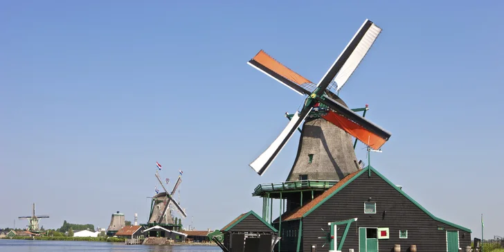 Po prohlídce farmy se přesunete do nedalekého skanzenu Zaanse Schans, kde se během návštěvy seznámíte s holandským folklórem. 