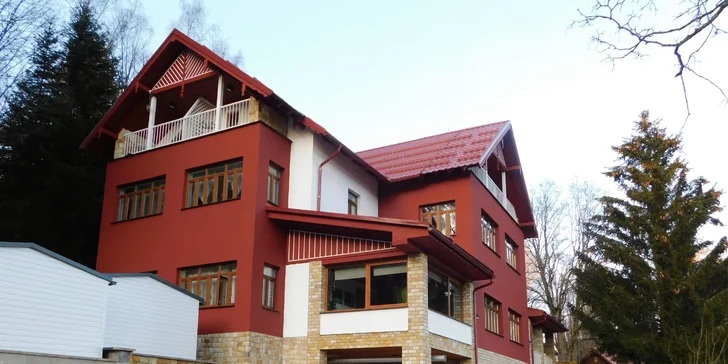 Penzion stojí hned naproti lázním, kousek od kolonády a jen 300 m od celoroční lanovky na Černou horu.