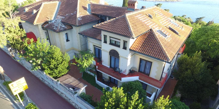 Neďaleko je tiež trh s čerstvým ovocím, zeleninou a rybami (1 km).