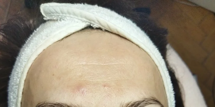 Během pouhé půlhodinky vám nabarví obočí i řasy, ať jsou hezky jednotné a výrazné. 