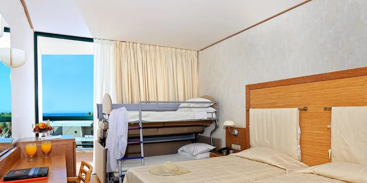 Za příplatek lze objednat i dvoulůžkový pokoj s výhledem na moře nebo dvoulůžkový pokoj se dvěma přistýlkami pro děti (palandou).