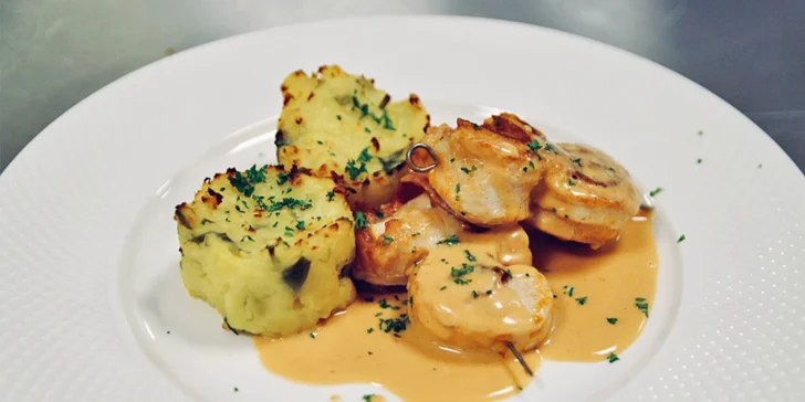 V menu najdete kulajdu s pošírovaným vejcem, rillet z lososa, konfitované kachní stehýnko a třeba jablko v županu s vanilkovým krémem.