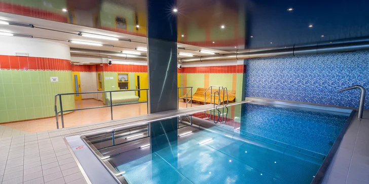 Hostům je k dispozici také bazén (8 × 4 m), vířivka a sauna (případný vstup si tak zarezervujte předem na recepci). 