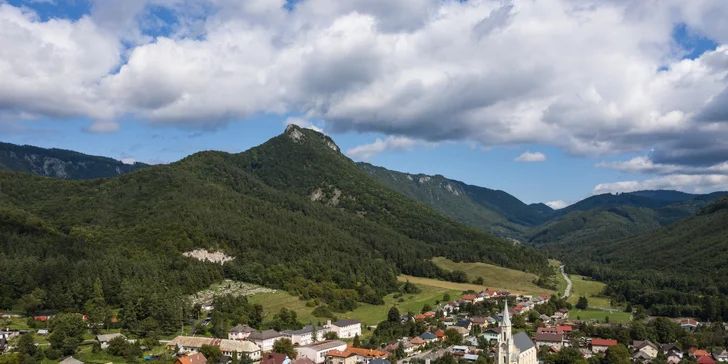 Z obce viete prejsť k Sysľovisku peši (2,5 km) alebo sa zvezte Sysľobusom.