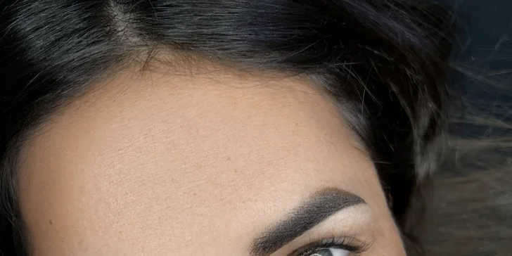 Permanentní make-up obočí technikou powder brows.