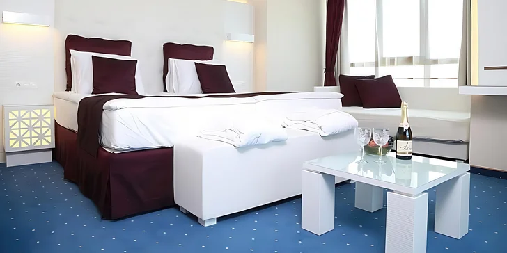 Zabydlíte se ve dvoulůžkovém pokoji s TV, Wi-Fi připojením, klimatizací a trezorem.