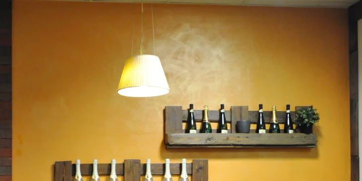 Restaurace je pár kroků od tramvajové zastávky Dům Energetiky.