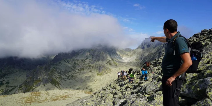 Je čas vystúpiť na štíty, na ktoré sa nedostane len tak hocikto. S certifikovaným horským sprievodcom spoznáte krásy, ktoré ostávajú väčšine turistov skryté