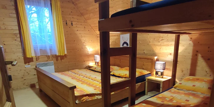 Chata je dvoupodlažní. V každém patře jsou pokoje a skříně na oblečení.