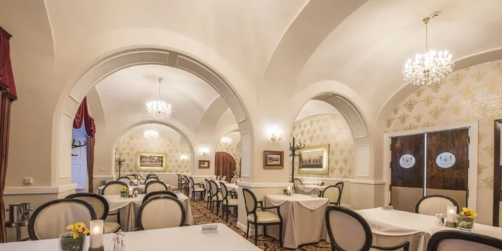 V ceně balíčku máte také polopenzi, snídani si užijete formou švédských stolů a 3chodovou večeři s nápojem vám naservírují v restauraci Esterházy.