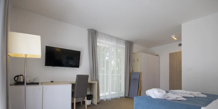 Vo vybavení izby nájdete aj malú chladničku a rýchlovarnú kanvicu.