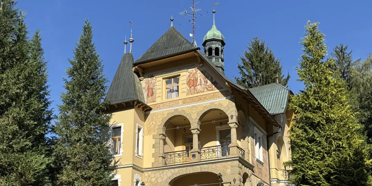 Vila sa nachádza v samotnom srdci kúpeľov v Luhačoviciach kúsok od kúpeľného parku.
