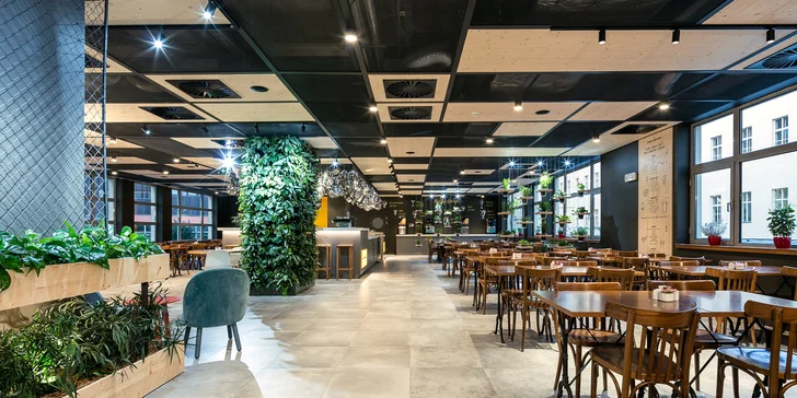 Součástí hotelu je 181 klimatizovaných pokojů, snídaňová restaurace s letní terasou a koutek s jídlem, který je otevřený 24/7.