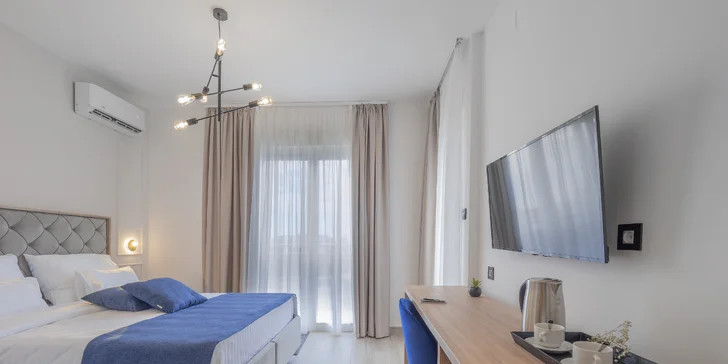 Součástí vybavení je TV, Wi-Fi připojení, klimatizace, rychlovarná konvice i minibar.