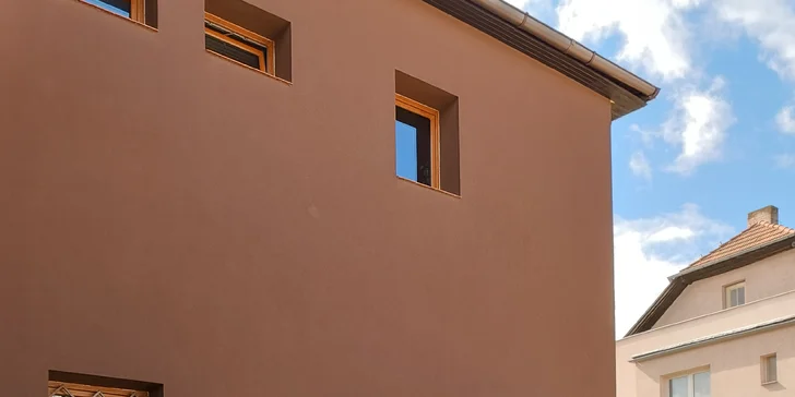 Venkovním vchodem se dostanete do provozovny, dále nahoru po schodech a nahoře hned doprava.