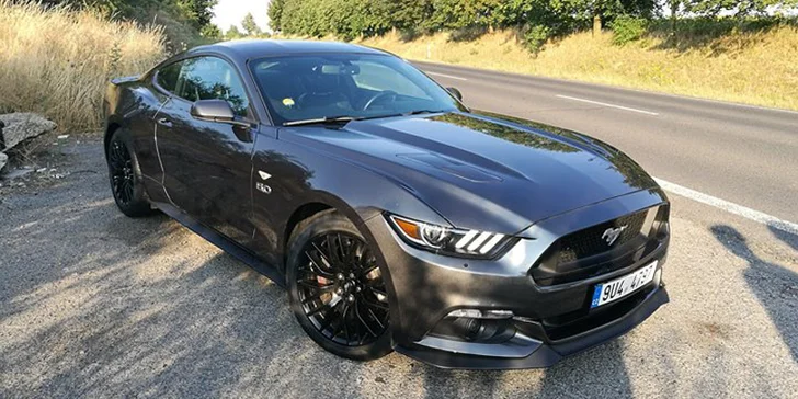 Pod kapotou tohoto bouráku je vylepšený osmiválcový motor o výkonu 480 koní.