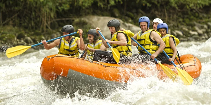 Adrenalin na řece: rafting v Rakousku s veškerým vybavením a dopravou