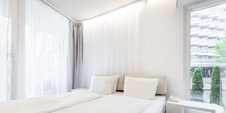 K dispozícii budete mať TV, Wi‑Fi, varnú kanvicu aj drobnosti ako župan a papuče. Apartmán má samostatnú spálňu.