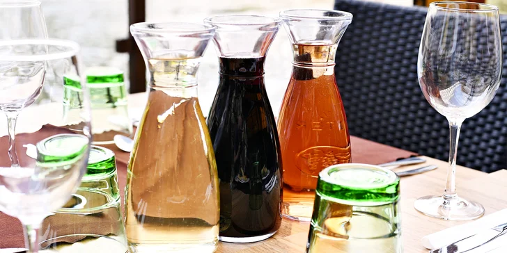 Podávat se bude 0,5 l nebo rovnou 1 l vína podle vašeho výběru. 