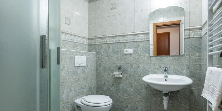 Ku každej izbe patrí vlastná kúpeľňa.