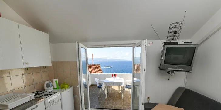Nechýba ani TV, ale kto by sa na ňu pozeral, keď môžete hľadieť na priezračné more...