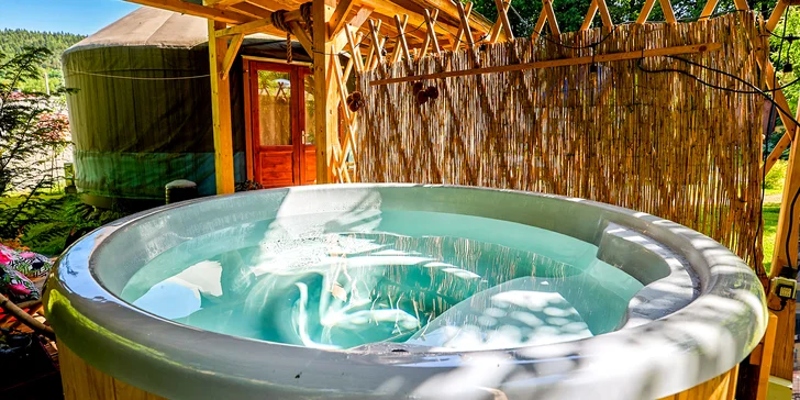 Havaj alebo africké safari v poľskom glampe: luxusné jurty pre 5 osôb s kuchyňou a privátnou vírivkou