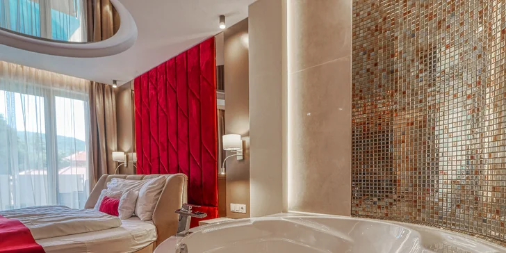 Romantické duše očarí Apartmán Brill s luxusnou okrúhlou posteľou, privátnou infra saunou a vaňou priamo v izbe.