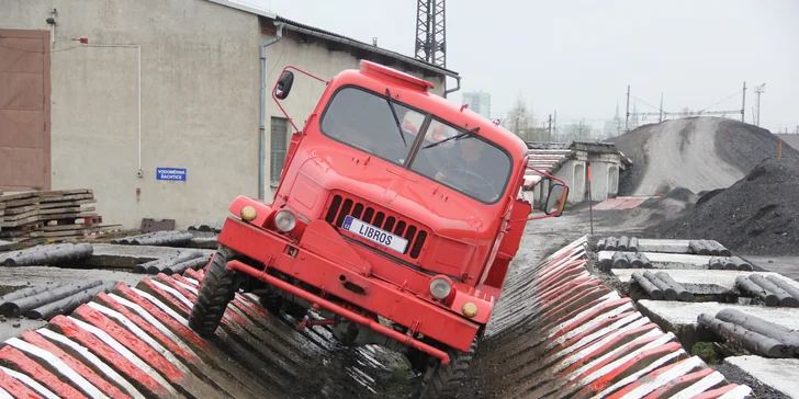 Vyzkoušíte si přejezdy přes technické mosty, jízdy v klopených zatáčkách a spoustu jiných velice atraktivních překážek.