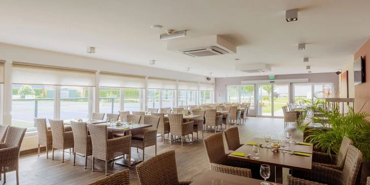 Súčasťou hotela je Á la carte reštaurácia, business reštaurácia, zimná záhrada, bar a záhrada s altánkom.