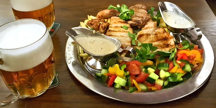 Steakový mixgrill plný masových dobrot včetně příloh a omáček pro dva