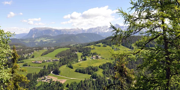 Od jara do podzimu vás čeká pěší turistika s krásnými horskými vrcholky ...