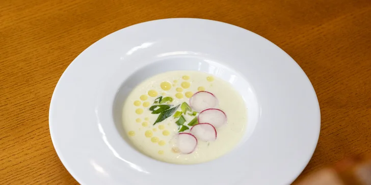 Po něm vás příjemně naladí studená pórková polévka vichyssoise. 