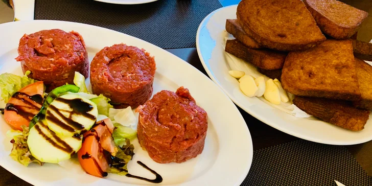 Pořádná porce: 300 g tataráku a neomezené množství topinek v restauraci hotelu Millenium