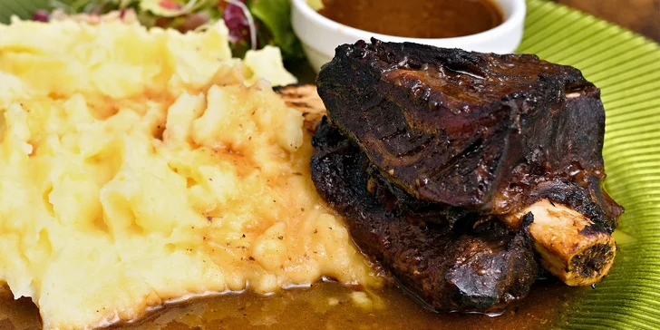 Součástí menu je předkrm formou provolety a hlavní chod v podobě žebírek. 