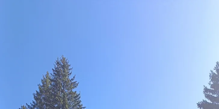 Nechýba vonkajšie posedenie.