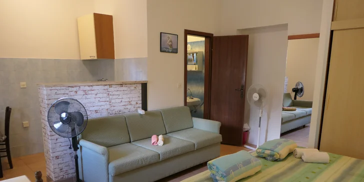 Nechybí ani vlastní kuchyňka s jídelnou. 