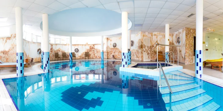  Součástí všech variant je neomezená relaxace v hotelovém we­llness. Najdete tu i termální bazén.
