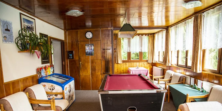 Zahrajte si billiard.