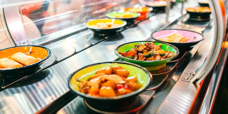 Na running sushi můžete hodovat celé 2 hodiny a sníst toho tolik, kolik dokážete.