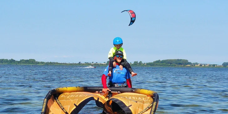Lze ho provozovat v podstatě po celý rok, pokud je příznivý vítr - kiteboarding (na vodě) nebo landkiting (na zemi).