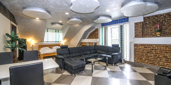 V historickém centru vás přivítá moderní hotel Jurkos (pokoj Luxury).
