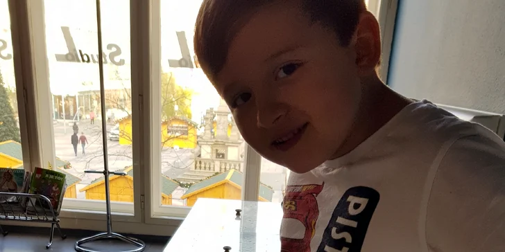Rybičky rády léčí chodidla velkým i malým. I menší děti do akvária vsedě dosáhnou.