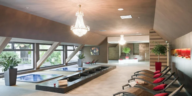 Dokonalý oddych a relax vám zabezpečí wellness v hoteli Holiday INN Trnava. (1× suchá sauna (70°), 1× suchá sauna (90°), 1× parná sauna, 1× ochladzovací bazén, 1× Kneippov chodník, 2× vírivka)