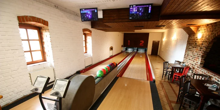 Čeká vás hodina bowlingu na profesionální dráze Brunswick až pro 8 osob.
