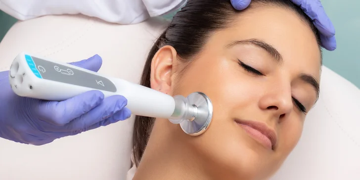 Na výběr je základní kosmetické ošetření, anti-aging ošetření a ošetření studenou plazmou. 