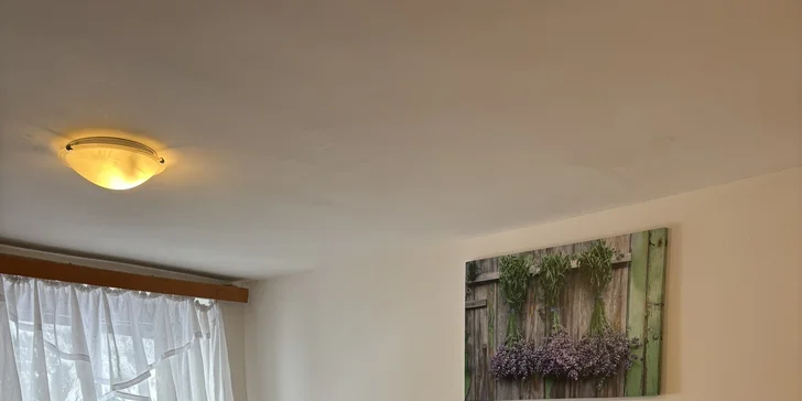 Izby majú Wi-Fi pripojenie, TV (za príplatok) a pohodlné postele.