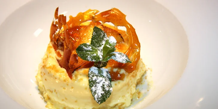 Jako sladká tečka se podává francouzský dezert crème brûlée. 