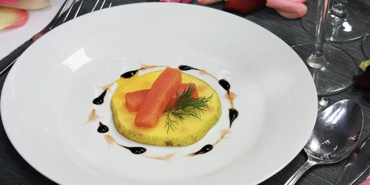 Následuje losos gravlax a hruška marinovaná v šafránu.