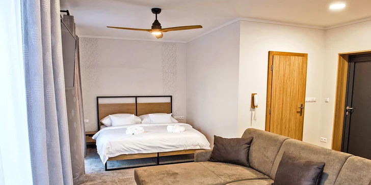 Ubytovat se můžete v dvoulůžkovém pokoji, apartmánu či pokoji De luxe. 