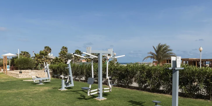 Pestrý program si užijete také na souši. Hotel nabízí moderní venkovní fitness.
